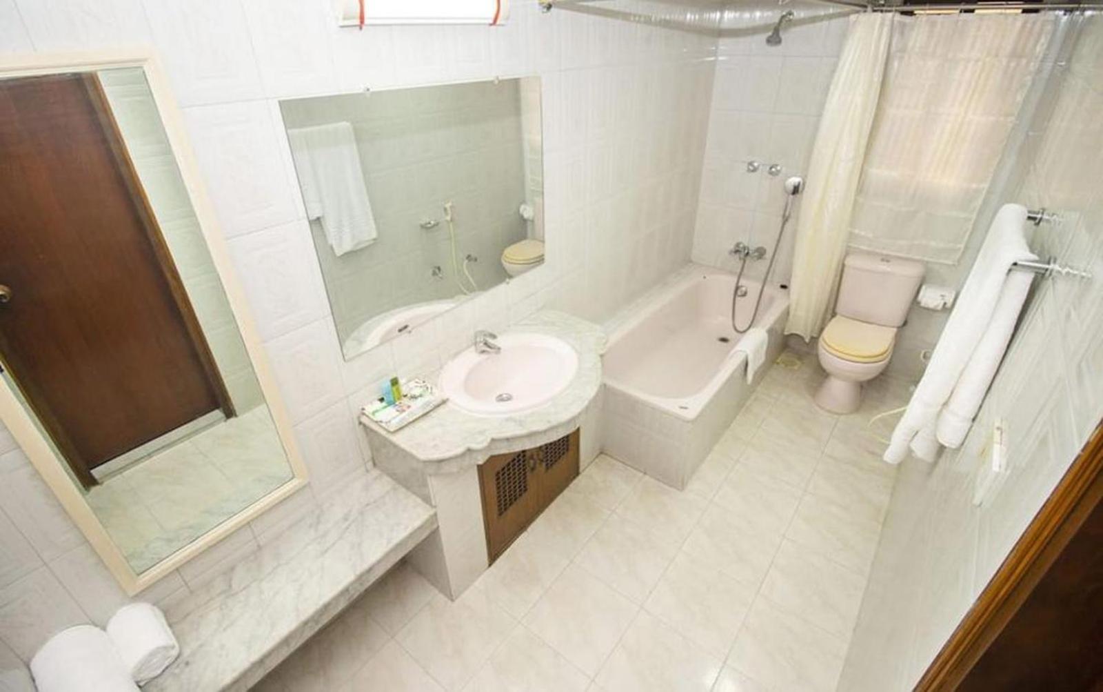 Hotel Suite Palace Baridhara Dhaka Zewnętrze zdjęcie